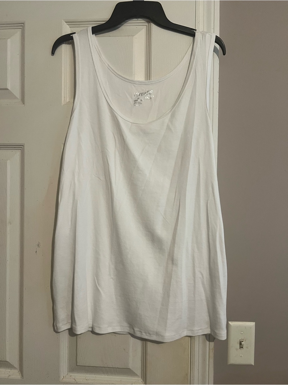 Terra & Sky White Scoop Neck Tank Top